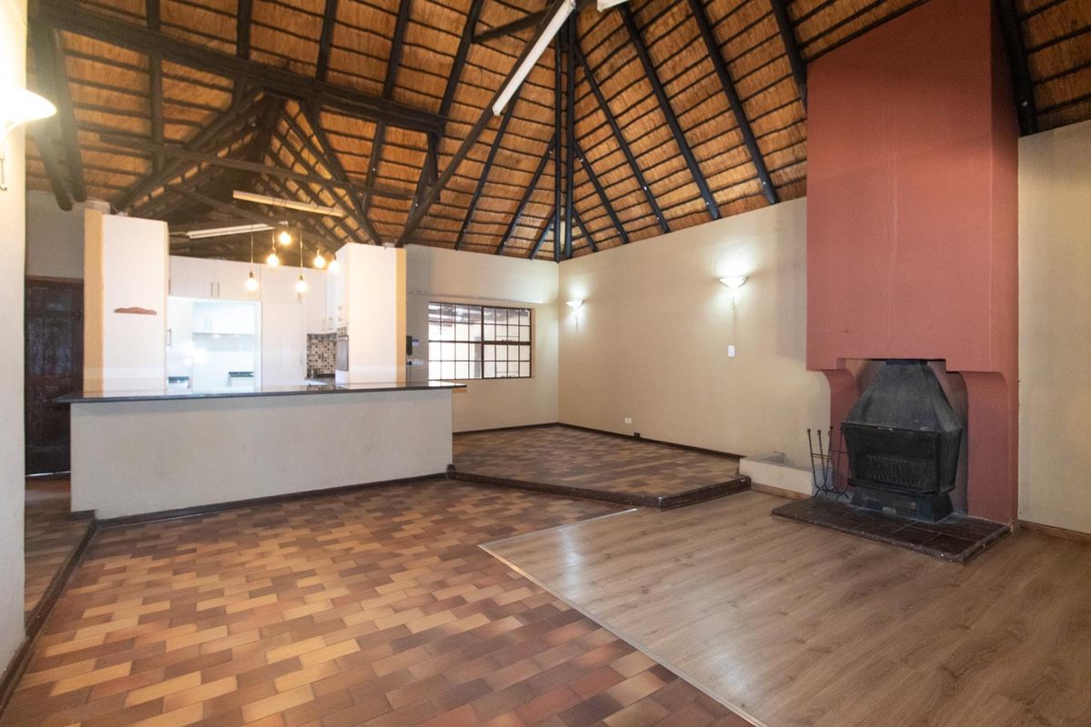 Exceptional Multi-Use Property with Main Home, Flatlets and Pool - Photo 5