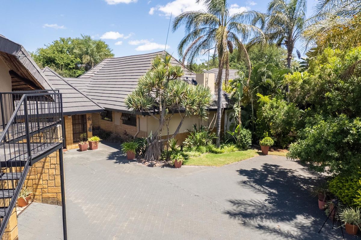 Exceptional Multi-Use Property with Main Home, Flatlets and Pool - Photo 3