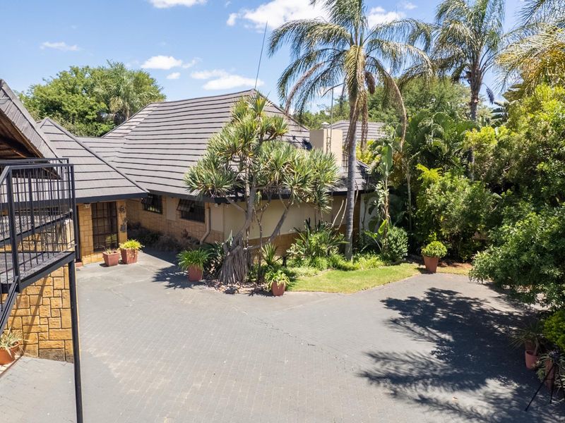 Exceptional Multi-Use Property with Main Home, Flatlets and Pool - Photo 3