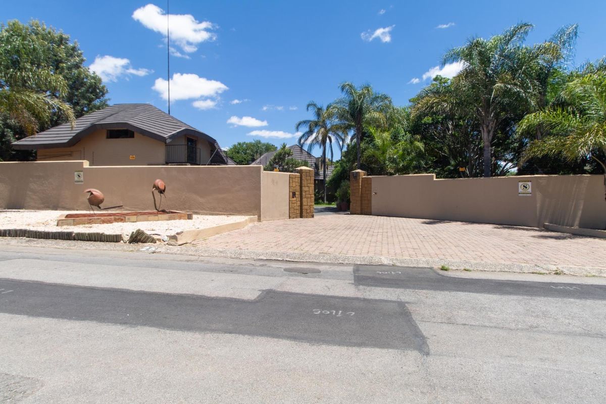 Exceptional Multi-Use Property with Main Home, Flatlets and Pool - Photo 2