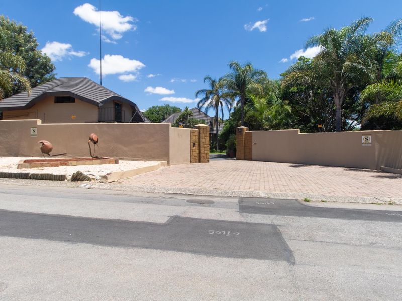 Exceptional Multi-Use Property with Main Home, Flatlets and Pool - Photo 2