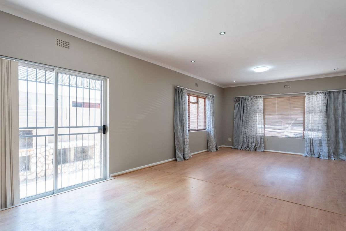 Newly Renovated 5-Bedroom Family Home in Country Club - Photo 4