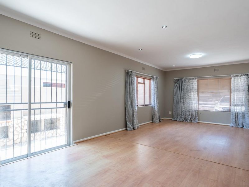 Newly Renovated 5-Bedroom Family Home in Country Club - Photo 4