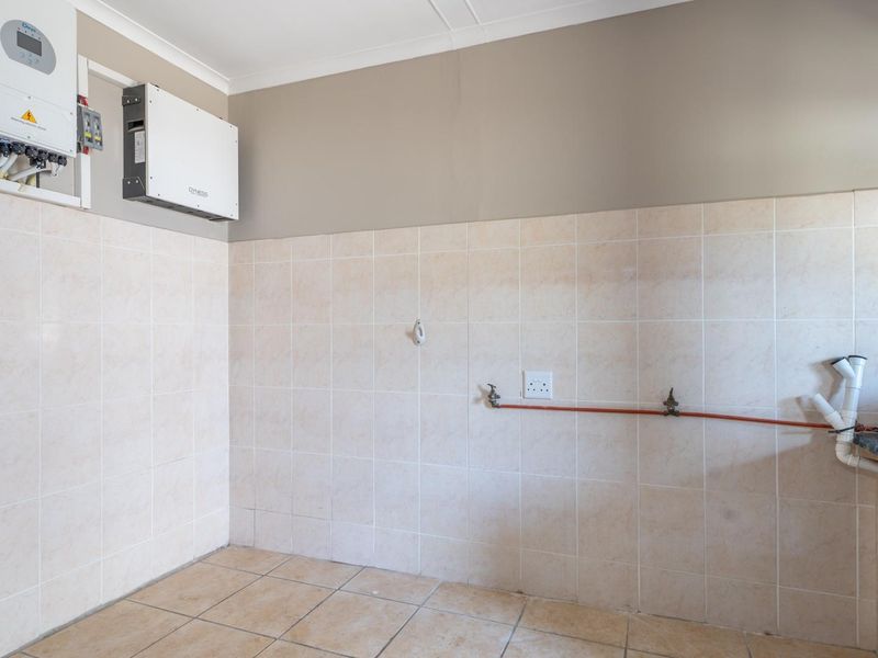 Newly Renovated 5-Bedroom Family Home in Country Club - Photo 10