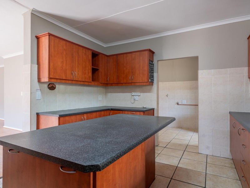 Newly Renovated 5-Bedroom Family Home in Country Club - Photo 9