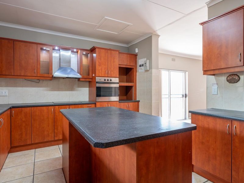 Newly Renovated 5-Bedroom Family Home in Country Club - Photo 8