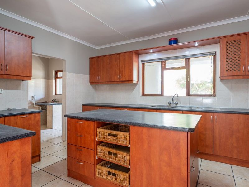 Newly Renovated 5-Bedroom Family Home in Country Club - Photo 7