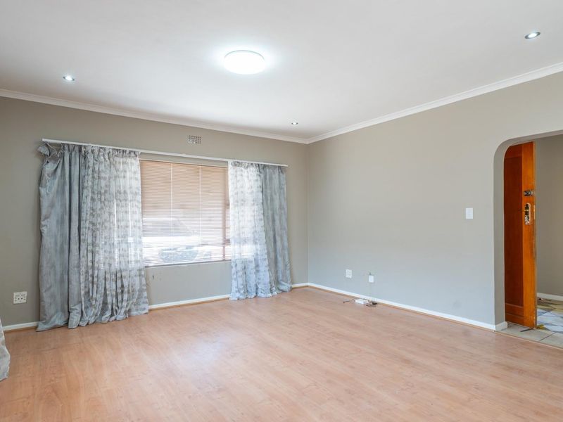 Newly Renovated 5-Bedroom Family Home in Country Club - Photo 5