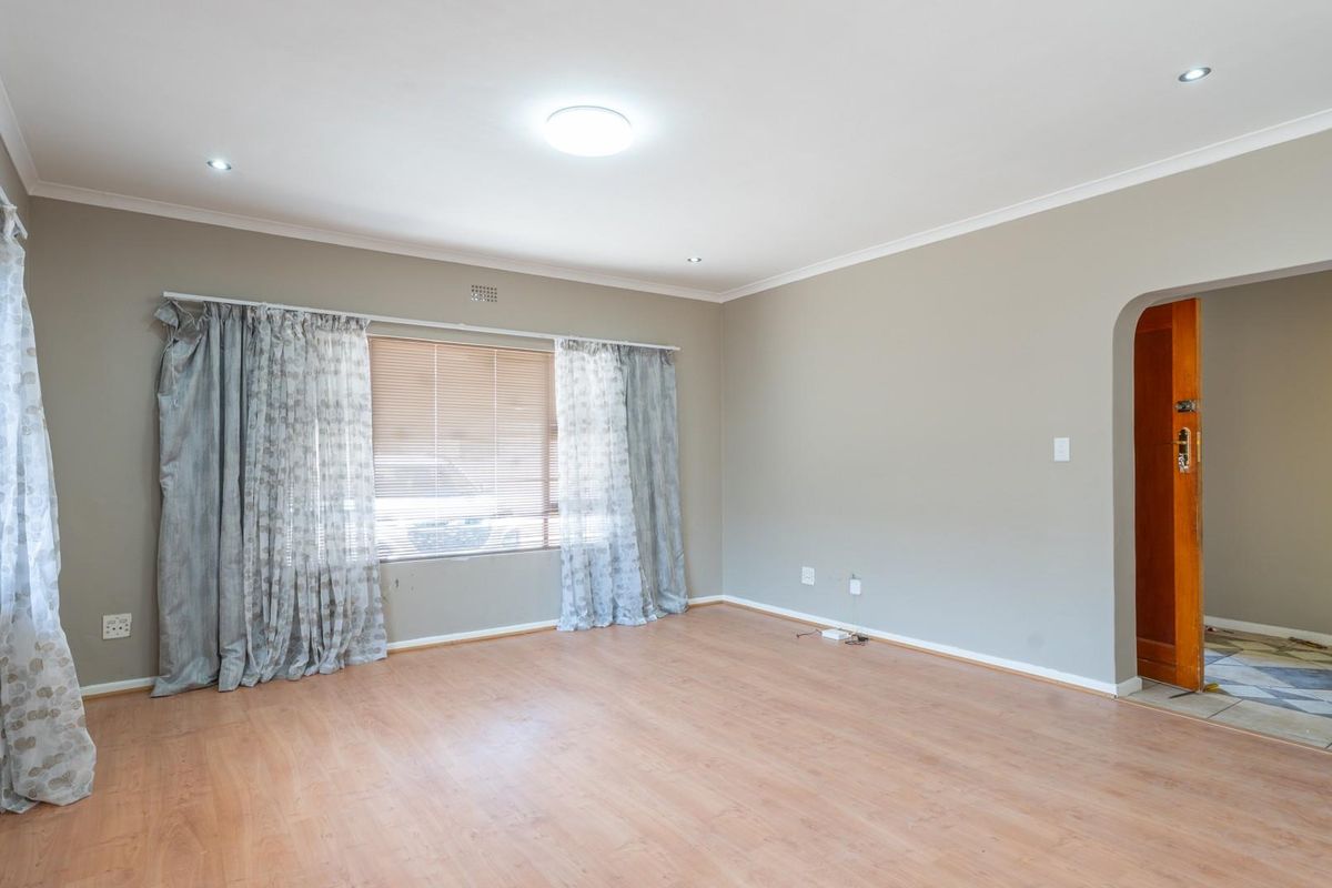 Newly Renovated 5-Bedroom Family Home in Country Club - Photo 5