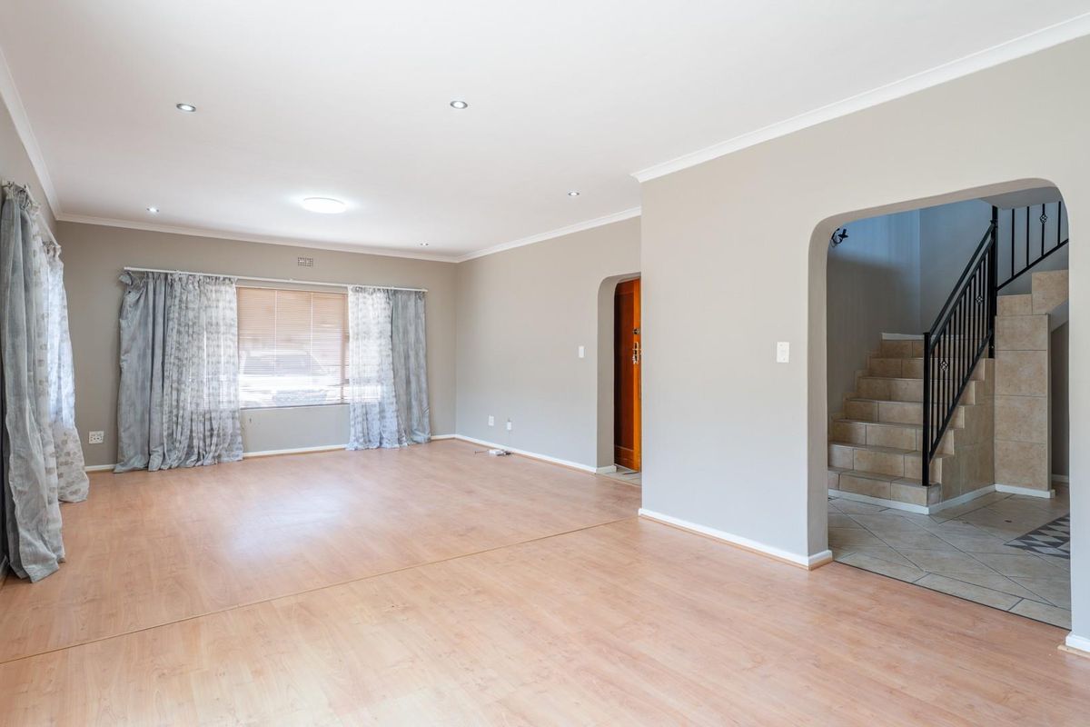 Newly Renovated 5-Bedroom Family Home in Country Club - Photo 3