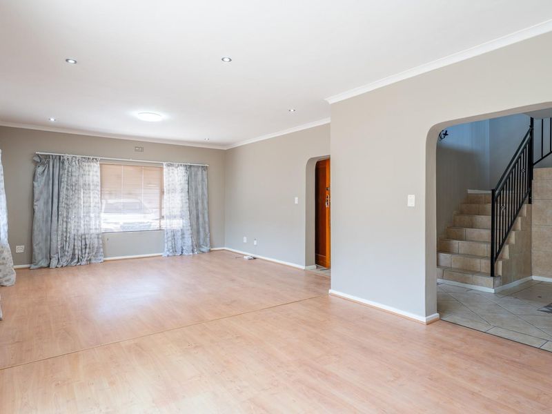 Newly Renovated 5-Bedroom Family Home in Country Club - Photo 3