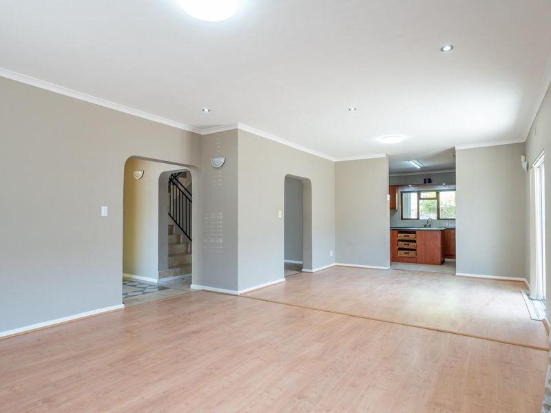 Newly Renovated 5-Bedroom Family Home in Country Club - Photo 6