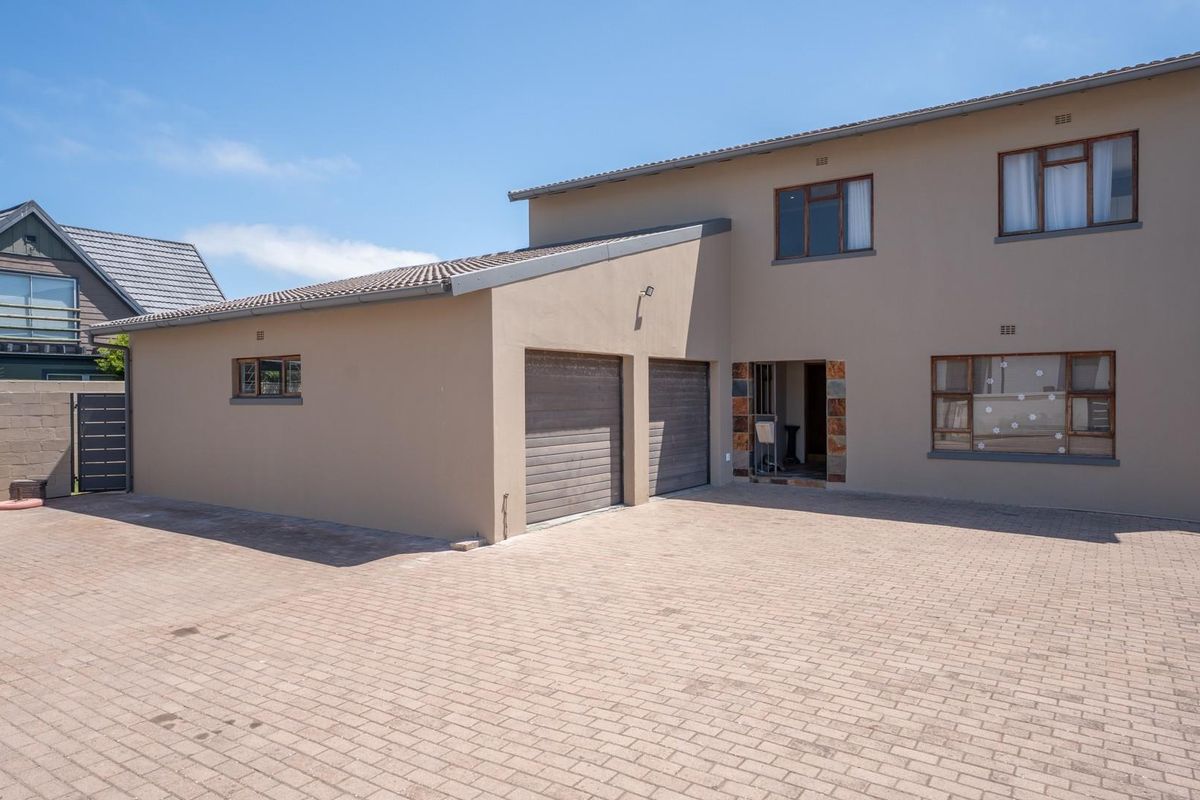 Newly Renovated 5-Bedroom Family Home in Country Club - Photo 2