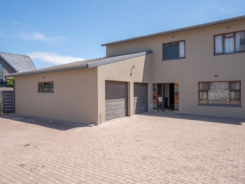 Newly Renovated 5-Bedroom Family Home in Country Club - Photo 2