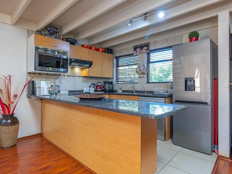 Charming Two-bedroom- Two-bathroom, Loft retreat - Photo 7