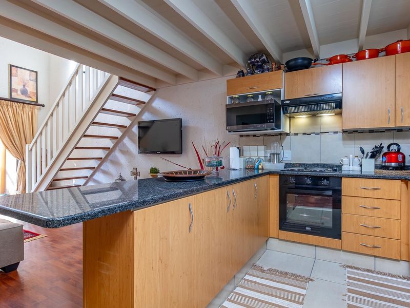 Charming Two-bedroom- Two-bathroom, Loft retreat - Photo 3