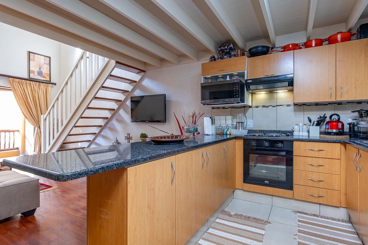 Charming Two-bedroom- Two-bathroom, Loft retreat - Photo 3