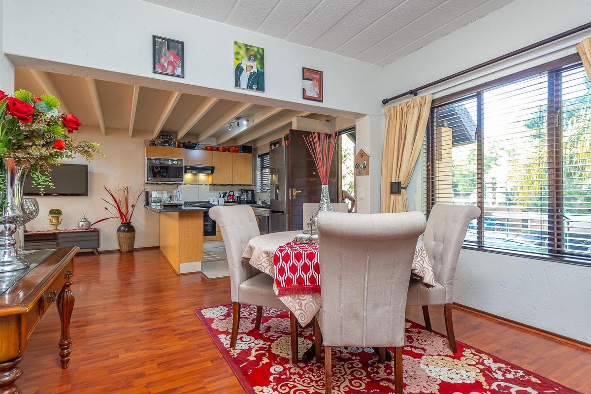 Charming Two-bedroom- Two-bathroom, Loft retreat - Photo 2