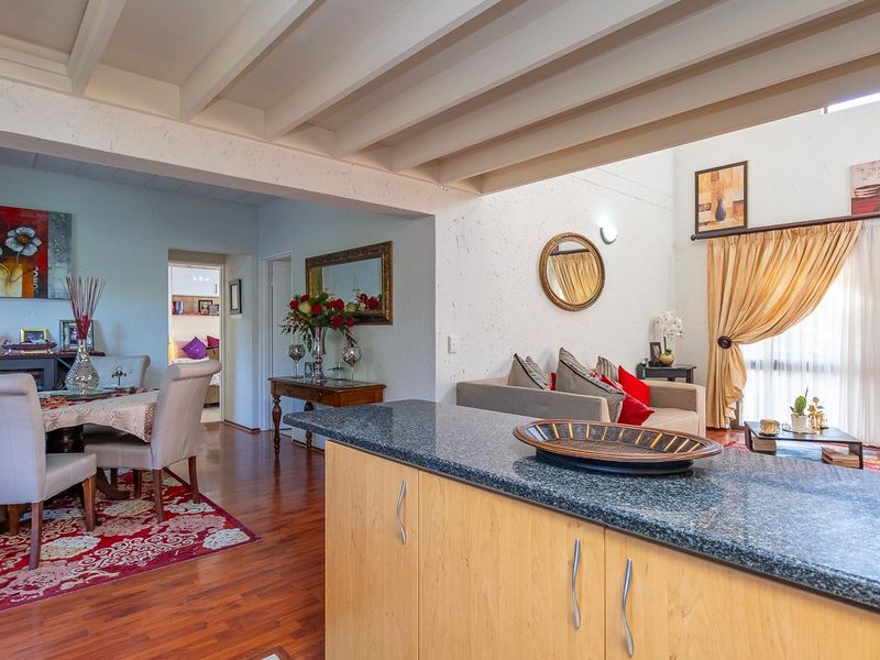 Charming Two-bedroom- Two-bathroom, Loft retreat - Photo 9