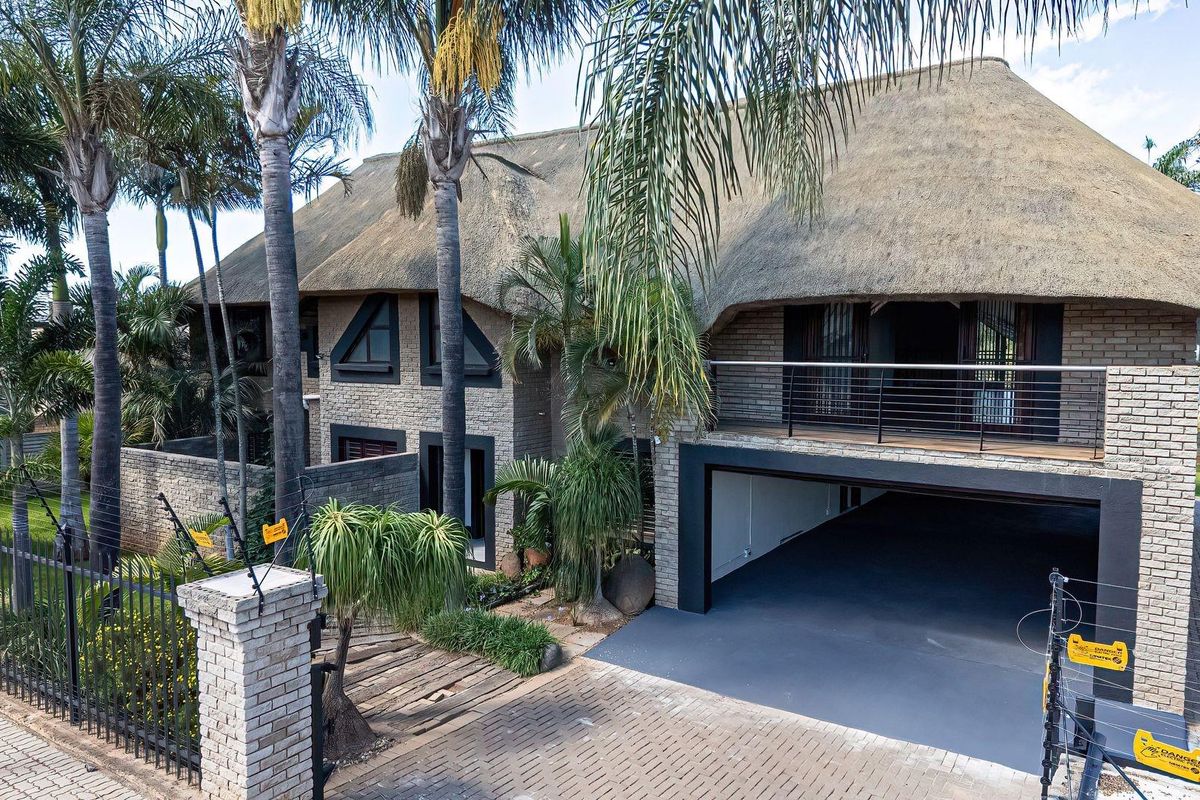 Escape the Ordinary with this beautiful 5 Bedroom property! - Photo 2