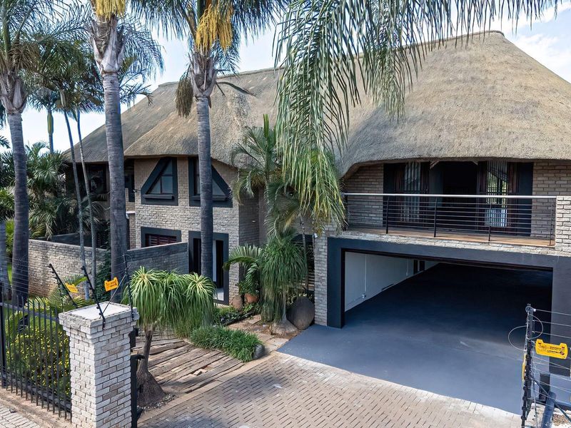 Escape the Ordinary with this beautiful 5 Bedroom property! - Photo 2