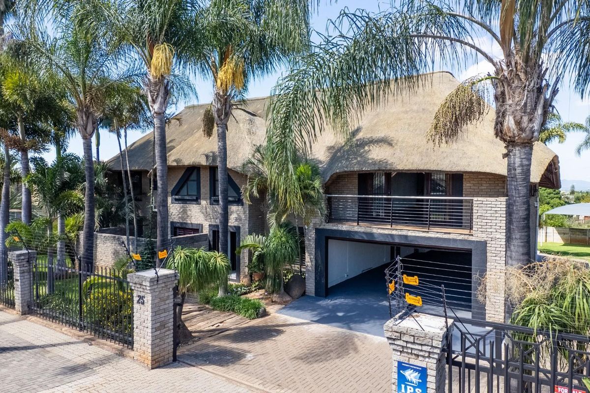 Escape the Ordinary with this beautiful 5 Bedroom property! - Photo 3