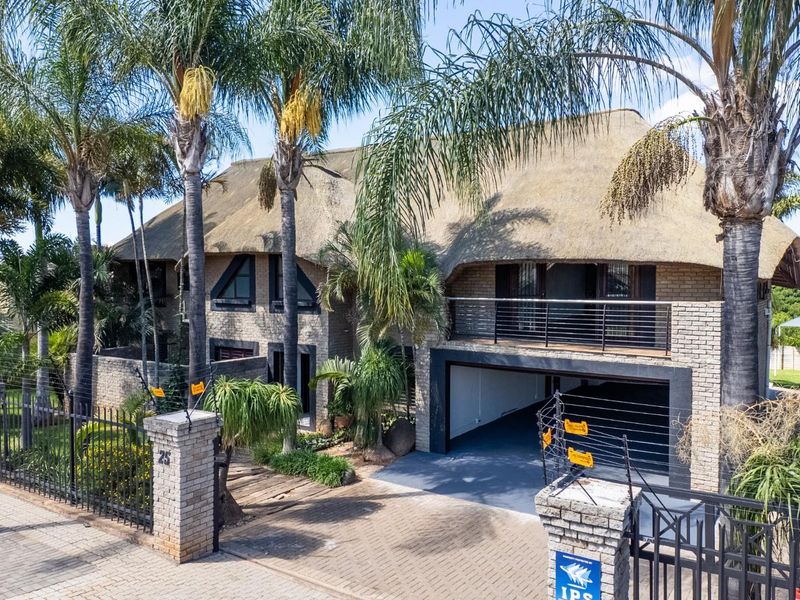 Escape the Ordinary with this beautiful 5 Bedroom property! - Photo 3