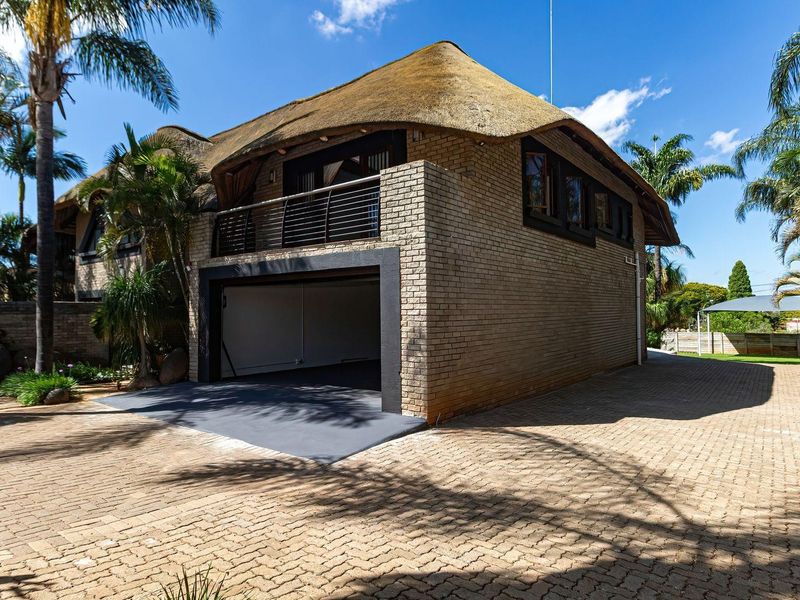 Escape the Ordinary with this beautiful 5 Bedroom property! - Photo 9