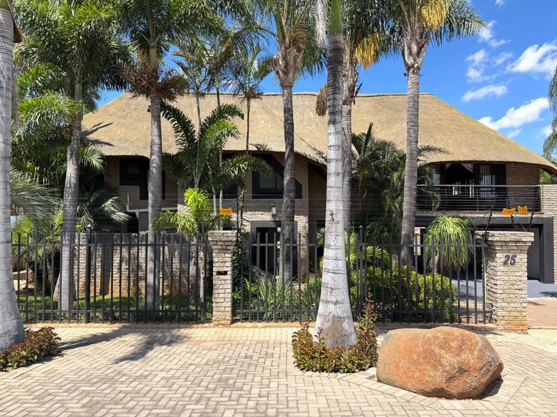 Escape the Ordinary with this beautiful 5 Bedroom property! - Photo 10