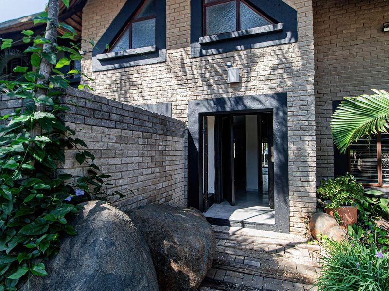 Escape the Ordinary with this beautiful 5 Bedroom property! - Photo 7