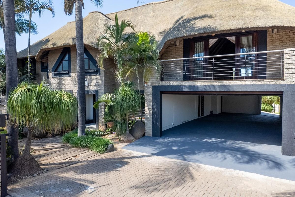 Escape the Ordinary with this beautiful 5 Bedroom property! - Photo 4