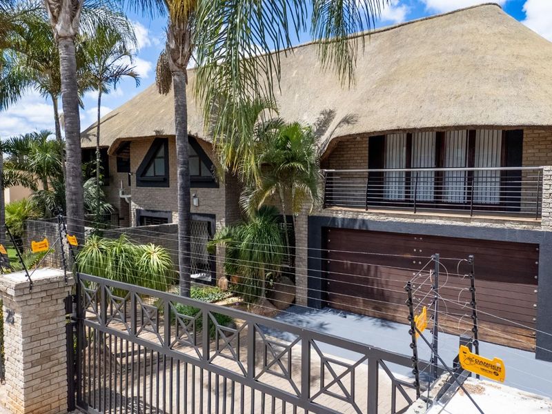 Escape the Ordinary with this beautiful 5 Bedroom property! - Photo 1