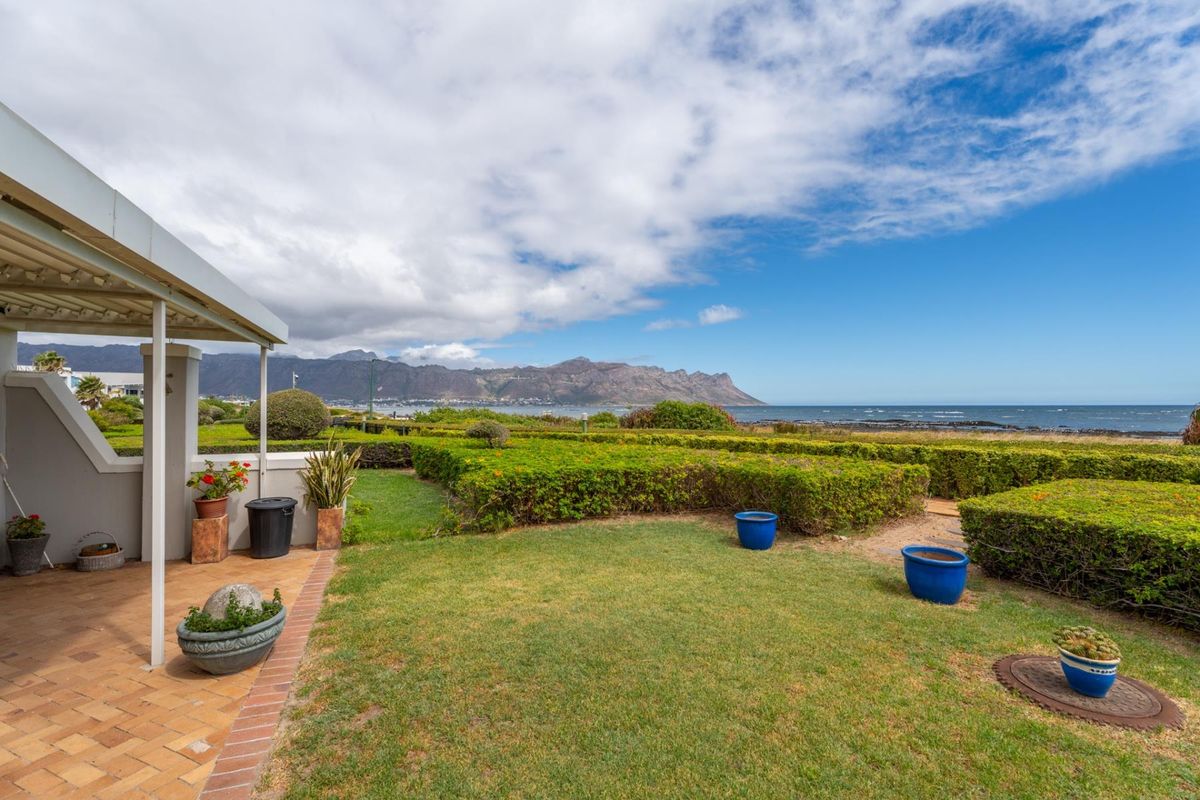 Bask in the splendor of a true coastal lifestyle - Photo 4