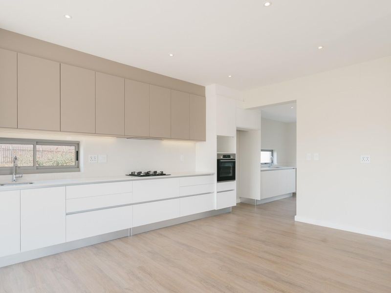 Modern Comfort in the Heart of Chardon - No Transfer Duty - Photo 10