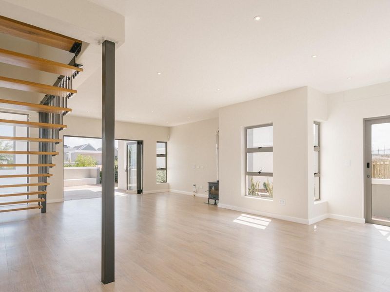 Modern Comfort in the Heart of Chardon - No Transfer Duty - Photo 4