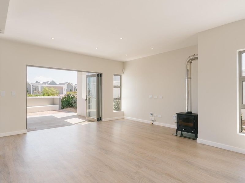 Modern Comfort in the Heart of Chardon - No Transfer Duty - Photo 7