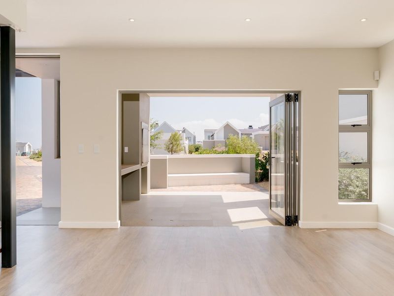 Modern Comfort in the Heart of Chardon - No Transfer Duty - Photo 6