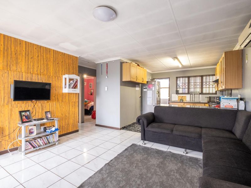 Charming 2-Bedroom Townhouse in a Peaceful Lincoln Meade Complex - Photo 9