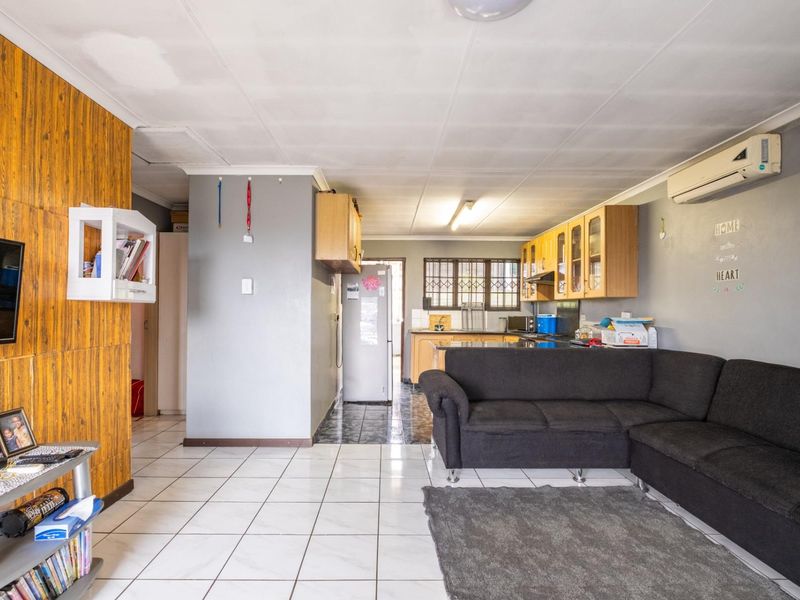 Charming 2-Bedroom Townhouse in a Peaceful Lincoln Meade Complex - Photo 8