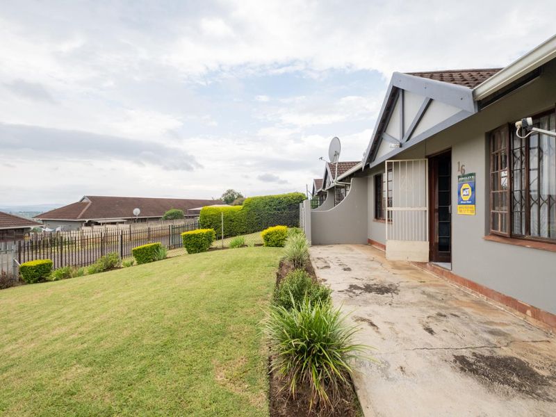 Charming 2-Bedroom Townhouse in a Peaceful Lincoln Meade Complex - Photo 6