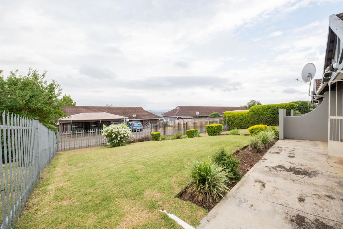 Charming 2-Bedroom Townhouse in a Peaceful Lincoln Meade Complex - Photo 5