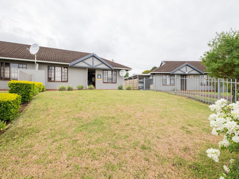 Charming 2-Bedroom Townhouse in a Peaceful Lincoln Meade Complex - Photo 3
