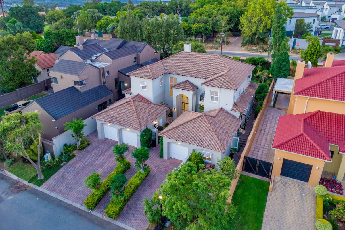 Five-Bedroom Spacious Family Home in Secure Fernbrook Estate - Photo 3