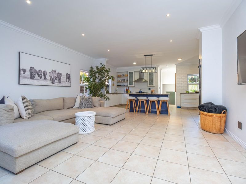 Five-Bedroom Spacious Family Home in Secure Fernbrook Estate - Photo 7