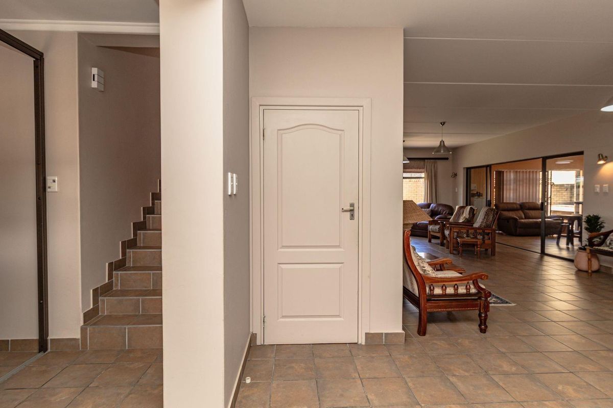 Perfect for a family or as a holiday retreat. Short walk to the beach. - Photo 4