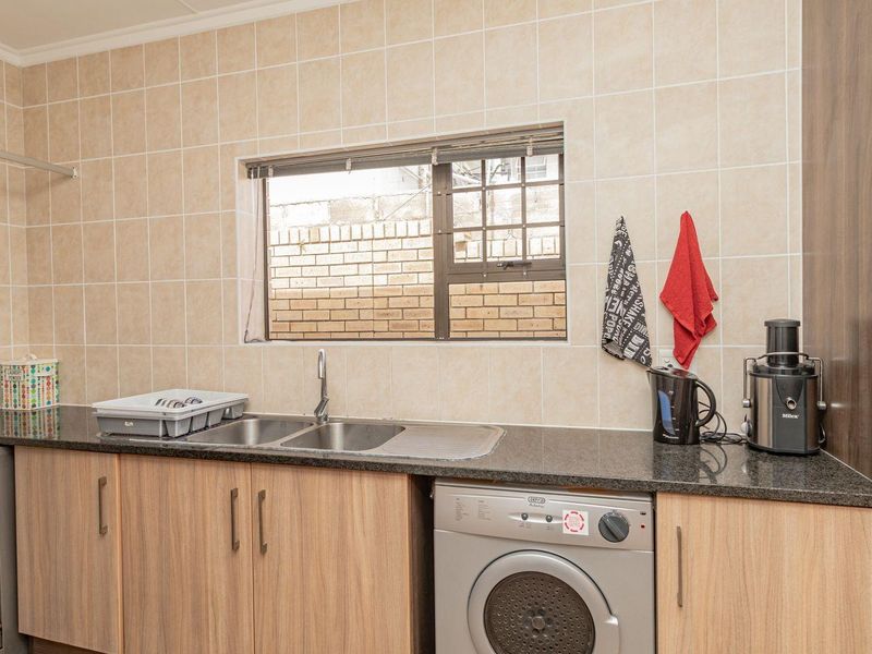 Perfect for a family or as a holiday retreat. Short walk to the beach. - Photo 10