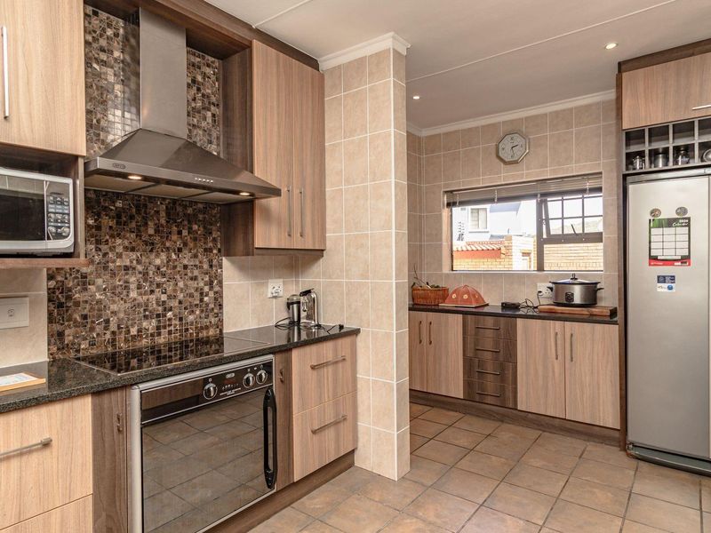 Perfect for a family or as a holiday retreat. Short walk to the beach. - Photo 9