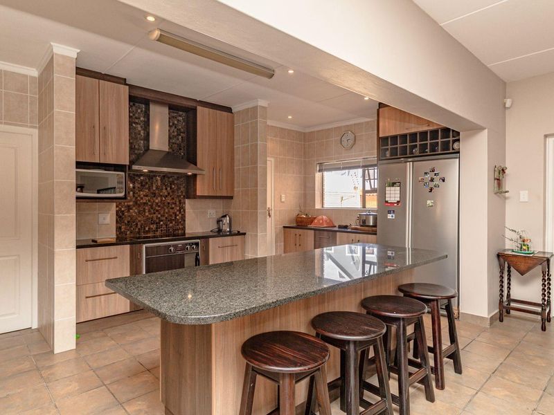 Perfect for a family or as a holiday retreat. Short walk to the beach. - Photo 8