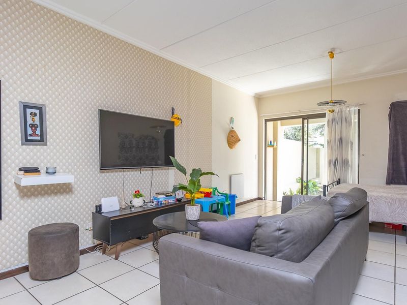 Sleek City Living in Paulshof - Photo 4