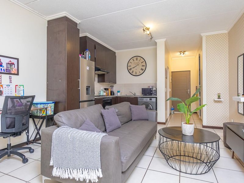 Sleek City Living in Paulshof - Photo 7